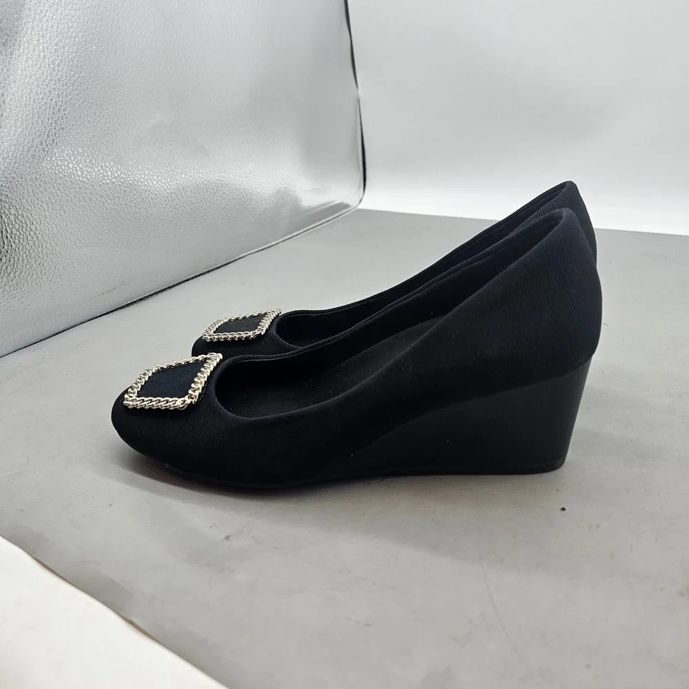 Anne Klein Shantell Black iFlex Wedge Pumps Gold Chain Buckle Womens 8M SHAN02F9